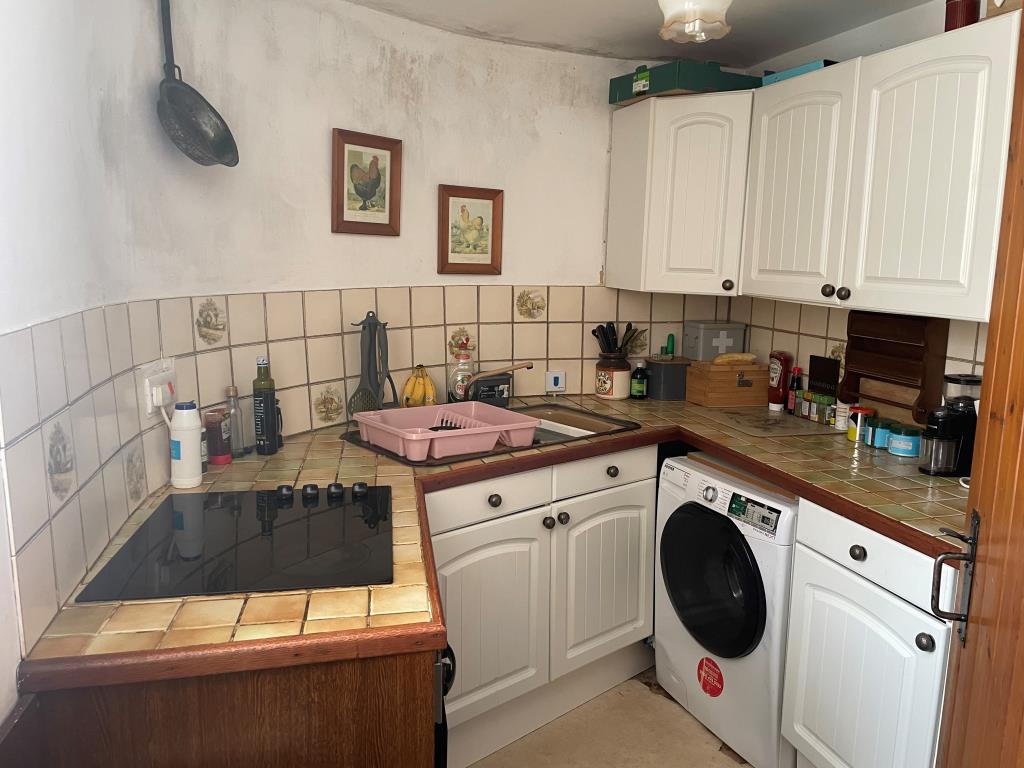 Lot: 63 - FREEHOLD COTTAGE IN GOOD LOCATION - Kitchen
